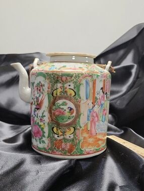 Antique Qing Famille Rose Medallion Porcelain Barrel Teapot with Lid – 19th Cent